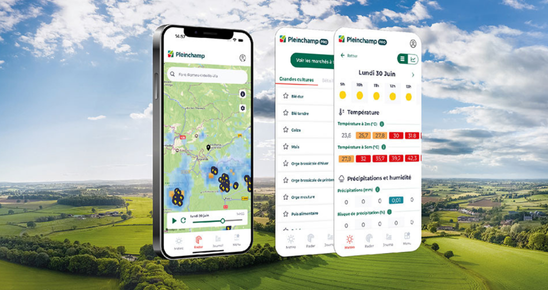 Image d'un champs agricole avec un téléphone avec l'application pleinchamp sur l'écran