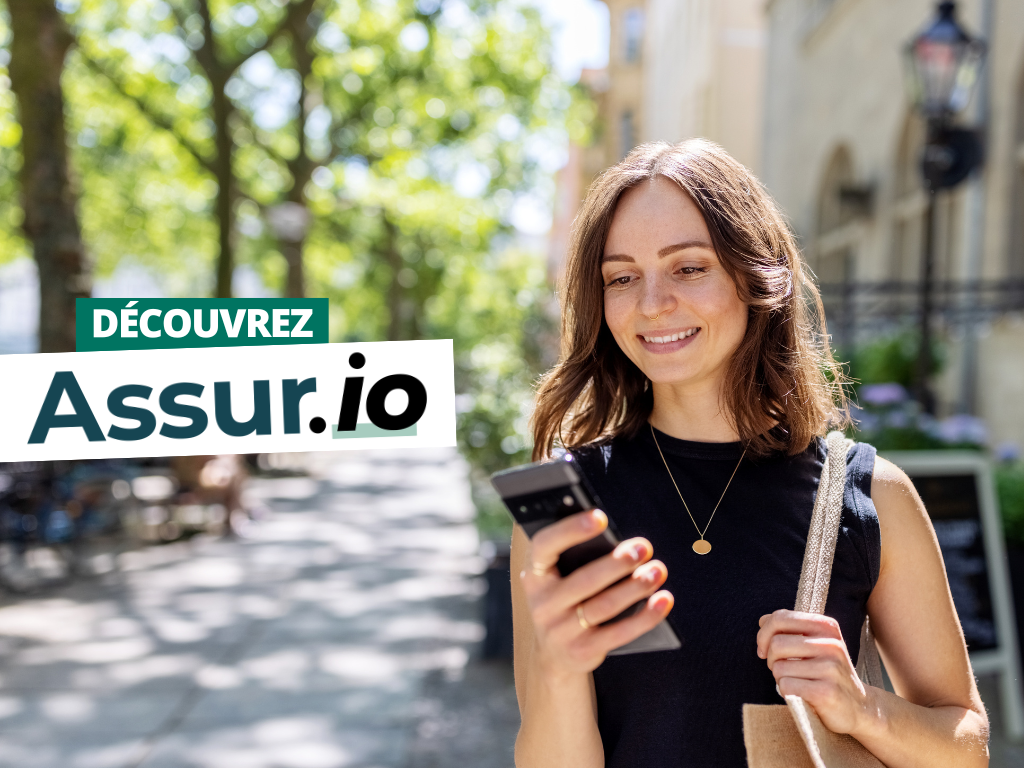 Jeune femme qui sourit devant son téléphone